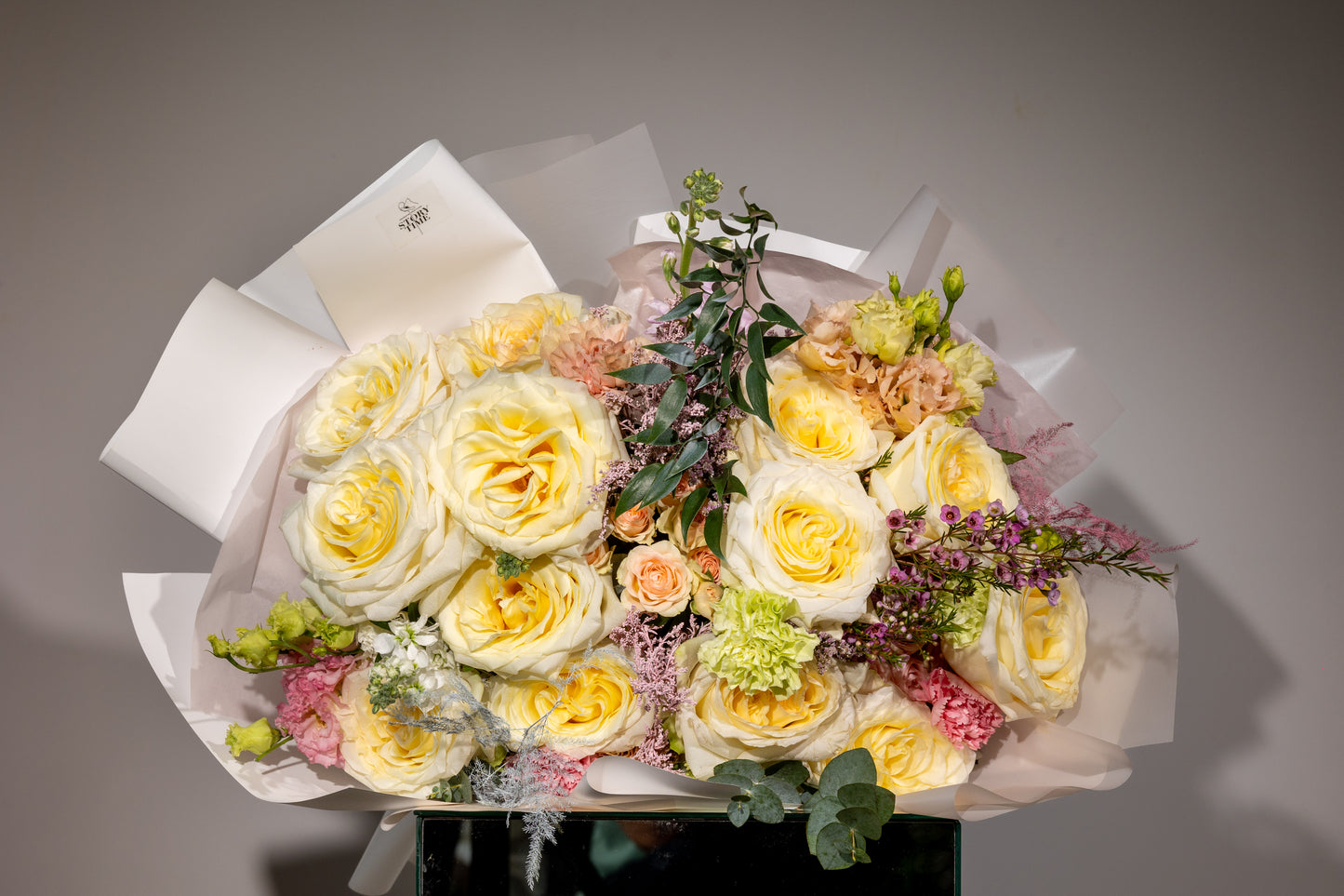 Buchet „Iubire în Alb și Pastel”