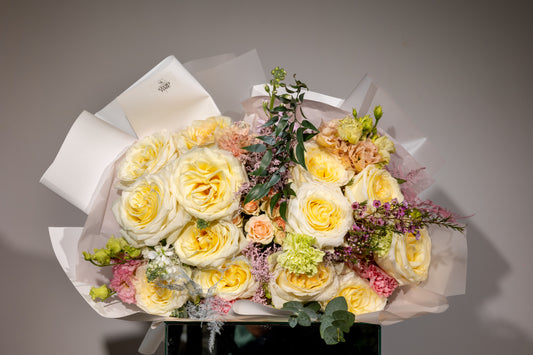 Buchet „Iubire în Alb și Pastel”