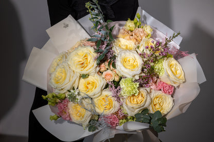 Buchet „Iubire în Alb și Pastel”