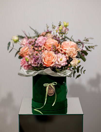 Aranjament „Trandafiri & Vibe Floral”