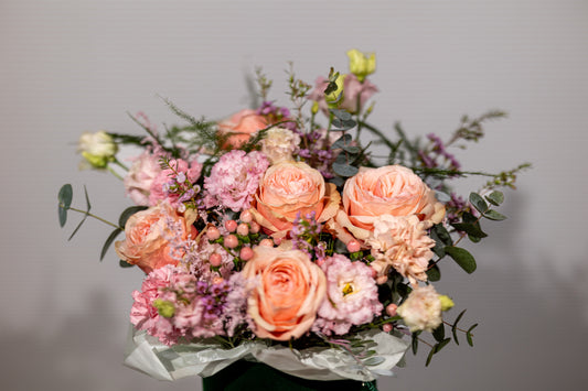 Aranjament „Trandafiri & Vibe Floral”