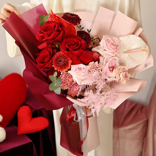 Buchet „Când rozul întâlnește focul”