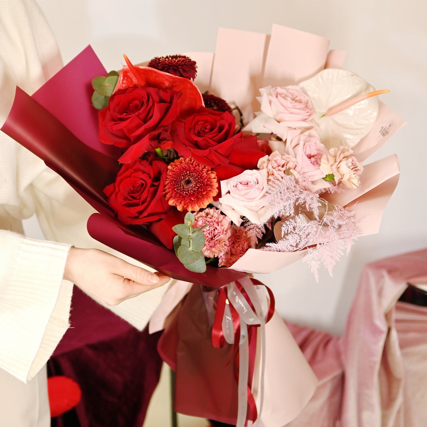 Buchet „Când rozul întâlnește focul”