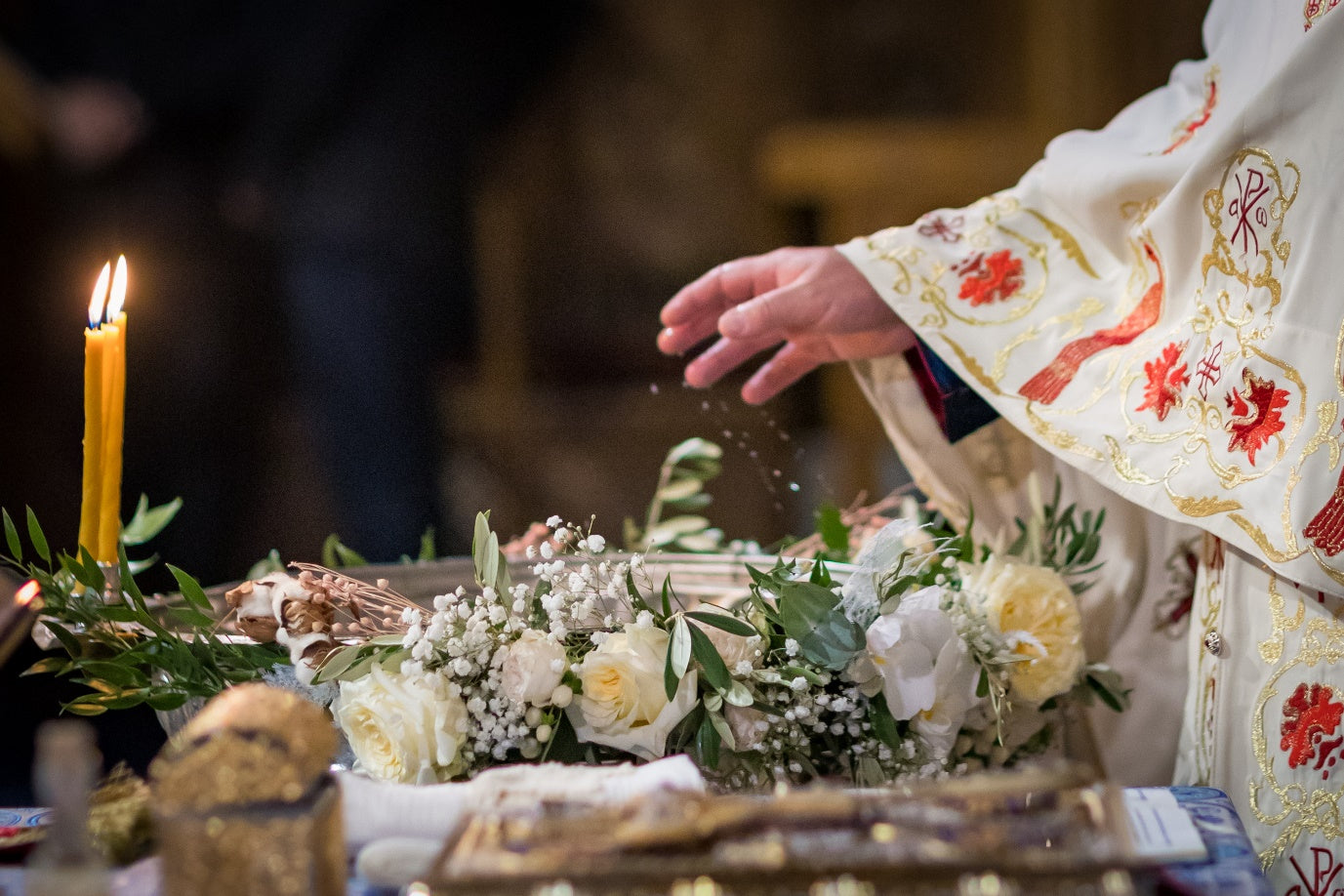 Decor cristelniță “Îmbrățișare de Petale Albe”