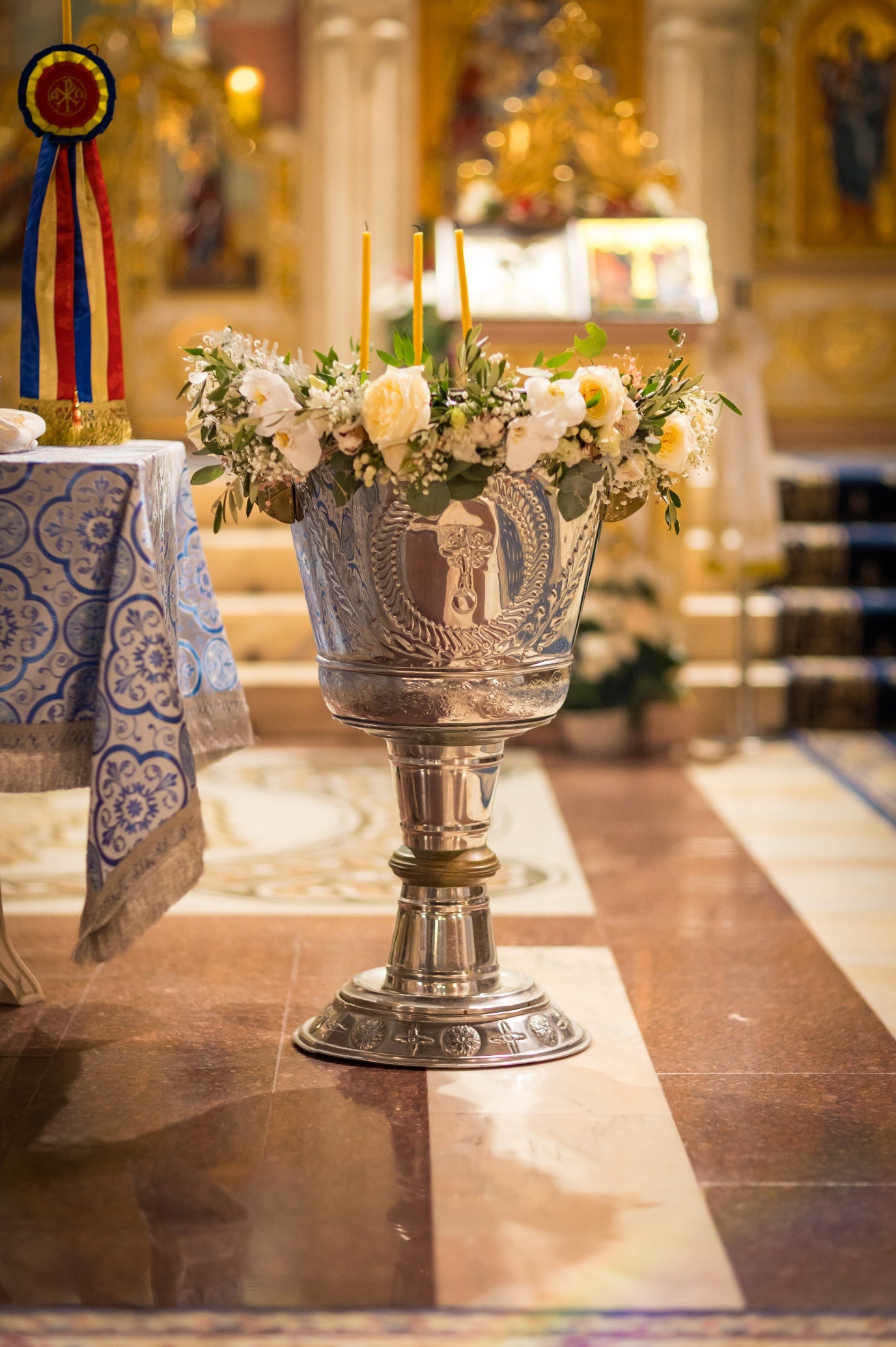 Decor cristelniță “Îmbrățișare de Petale Albe”