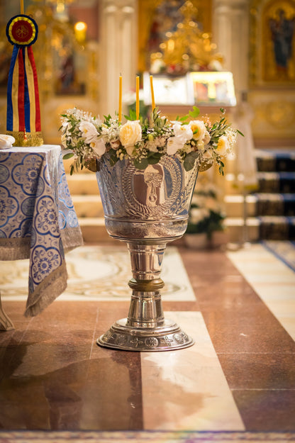 Decor cristelniță “Îmbrățișare de Petale Albe”